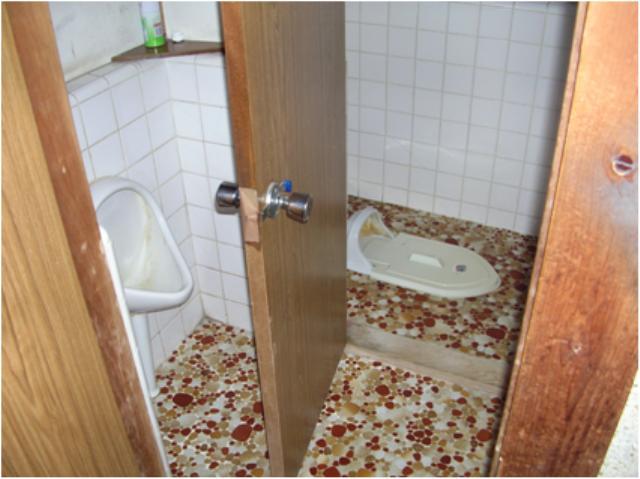 栃木小山　施工前の和式トイレと小便器